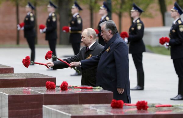Председници Русије и Таџикистана, Владимир Путин и Емомали Рахмон положили цвеће на Гроб незбаном јунаку 9. маја - Sputnik Србија