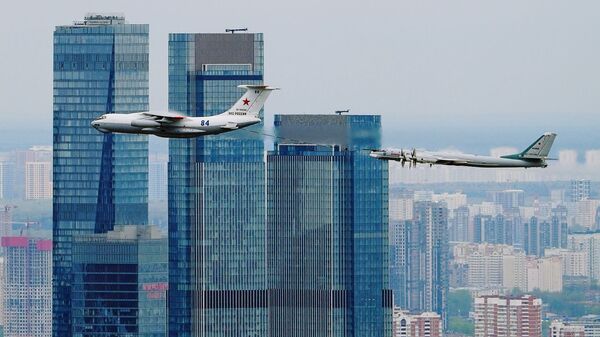 Лет танкера Ил-78 и стратешког носача ракета Ту-95МС изнад пословног центра „Москва сити“ током ваздушног дела парада - Sputnik Србија