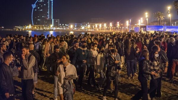 Шпанци масовним окупљањима на улицама и плажама прославили укидање полицијског часа - Sputnik Србија