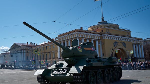 Tenk T-34-85 na vojnoj paradi povodom 73. godišnjice Dana pobede u Drugom svetskom ratu u Sankt Peterburgu - Sputnik Srbija