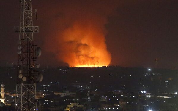 Ватра и дим куљају након што су израелске снаге гађале Појас Газе у понедељак 10. маја 2021, при чему је деветоро људи погинуло, међу њима и троје деце. - Sputnik Србија