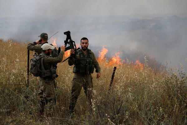 Izraelski vojnici u vatri, nakon što su Palestinci u Gazi poslali zapaljene balone preko granice, blizu Nir Ama, južni Izrael, 9. maja 2021 - Sputnik Srbija