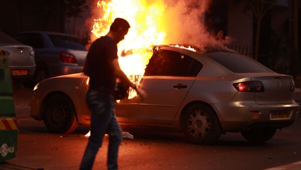 Сукоб Израелаца и Палестинаца, запаљен аутомобил у Тел Авиву - Sputnik Србија