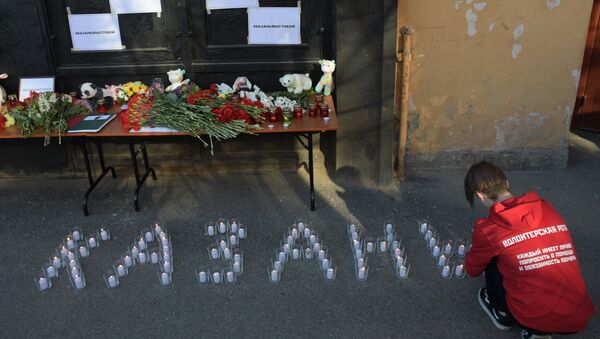 Грађани пале свеће и остављају цвеће испред представништва Татарстана у Санкт Петербургу - Sputnik Србија