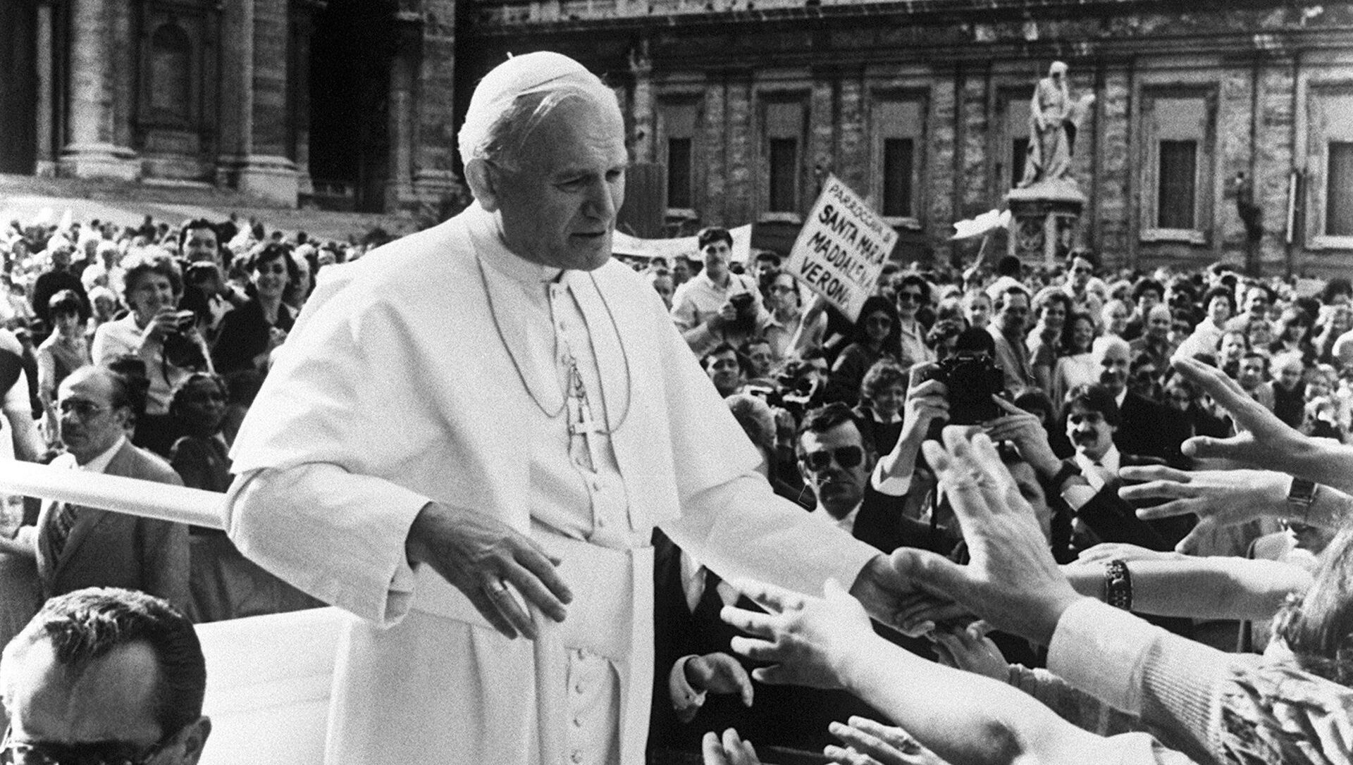 Papa Jovan Pavle Drugi blagosilja vernike uoči atentata 13. maja 1981. - Sputnik Srbija, 1920, 13.05.2021