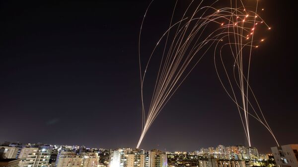 Izraelski sistem PRO „Gvozdena kupola“ (Iron Dome) presreće rakete, lansirane iz sektora Gaza u pravcu Izraela  - Sputnik Srbija