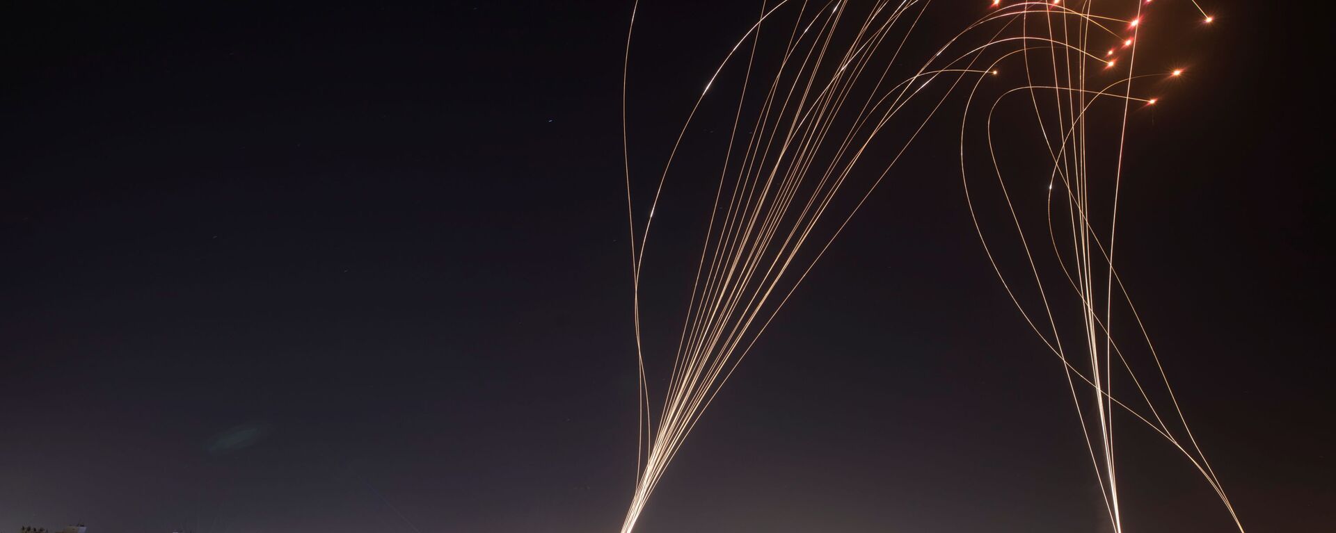 Израелски систем ПРО „Гвоздена купола“ (Iron Dome) пресреће ракете, лансиране из сектора Газа у правцу Израела  - Sputnik Србија, 1920, 15.05.2021