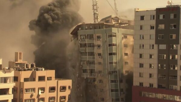 Rušenje zgrade u Gazi tokom izraelskog bombardovanja - Sputnik Srbija
