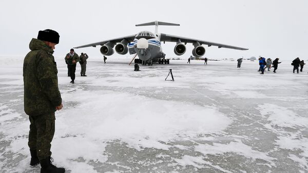 Руски војни теретни авион Ил-76 на војној бази на острву Александрина земља - Sputnik Србија