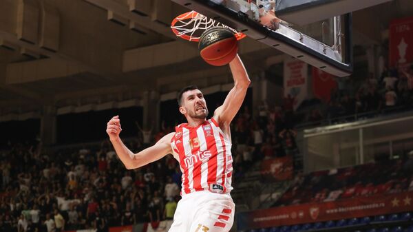 Ognjen Dobrić, košarkaš Crvene zvezde, zakucava protiv Budućnosti - Sputnik Srbija