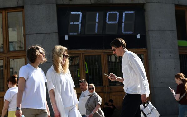 Уличный термометр в Москве показывает температуру +31 градус Цельсия. - Sputnik Србија