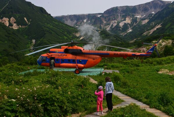 Туристи поред хелиодрома у Долини гејзира на Камчатки  - Sputnik Србија