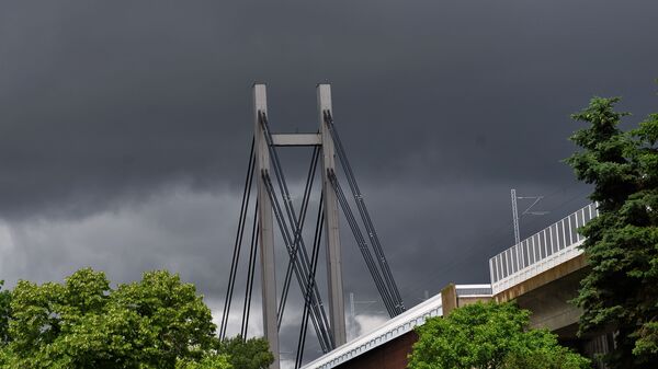 Кишни облаци над железничким мостом на Сави - Sputnik Србија