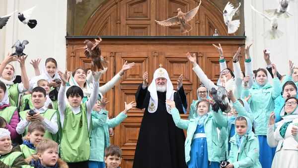 Patrijarh moskovski i cele Rusije Kiril sa decom za praznik Presvete Bogorodice u Kremlju - Sputnik Srbija