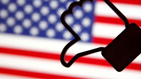 3 Д симбол Фејсбуковог лајка, обрнуто, испред америчке заставе. - Sputnik Србија