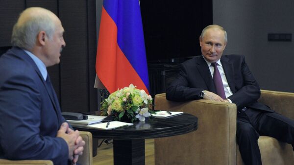 Председници Белорусије и Русије, Александар Лукашенко и Владимир Путин, на састанку у Сочију - Sputnik Србија