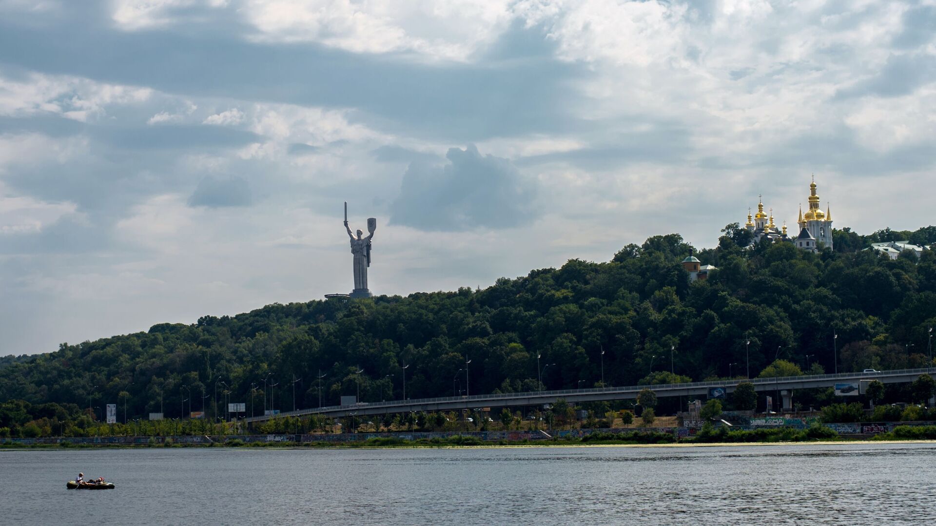 Споменик Мајка домовина и Кијево-Печерска лавра на обали Дњепра у Кијеву - Sputnik Србија, 1920, 29.05.2021