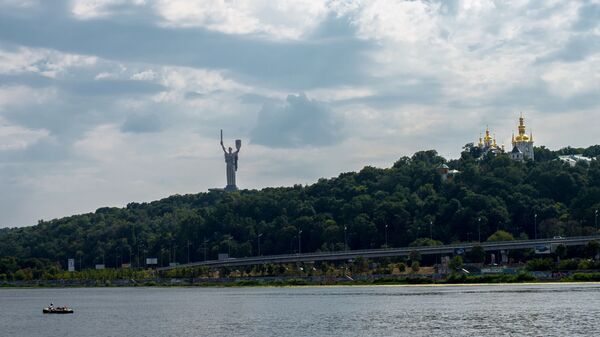 Споменик Мајка домовина и Кијево-Печерска лавра на обали Дњепра у Кијеву - Sputnik Србија