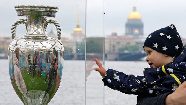 Trofej za pobednika Evropskog prvenstva u fudbalu u Sankt Peterburgu - Sputnik Srbija
