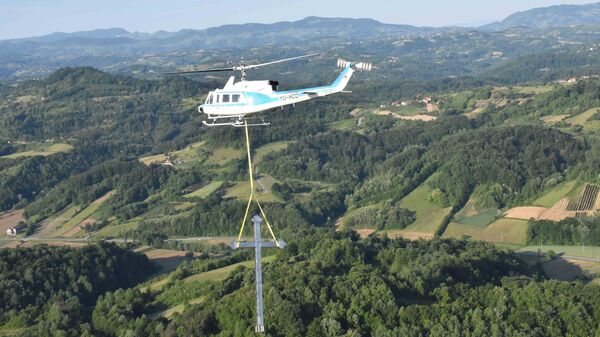 Helikopter MUP-a postavlja krst na brdu Bojčica kod Osečine - Sputnik Srbija