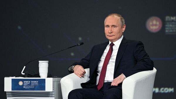 Predsednik Rusije Vladimir Putin na Međunarodnom ekonomskom forumu u Sankt Peterburgu - Sputnik Srbija