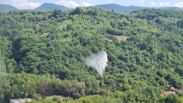 Helikopteri Vojske Srbije u akciji gašenja požara u čačanskoj „Slobodi“  - Sputnik Srbija