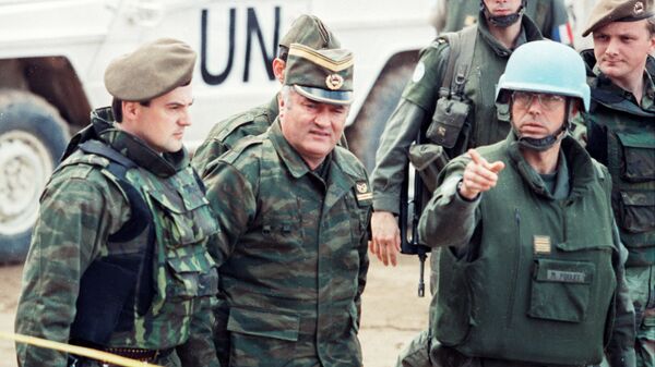 Ratko Mladić dolazi na sastanak sa generalom Filipom Morijonom, komandantom snaga UN, mart 1993. - Sputnik Srbija