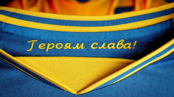 Дрес украјинске фудбалске репрезентације са спорним натписом Слава херојима - Sputnik Србија