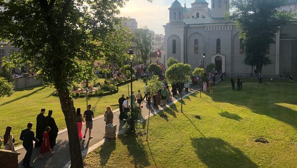 Građani ispred Vaznesenjske crkve u Beogradu uoči Spasovdanske litije - Sputnik Srbija