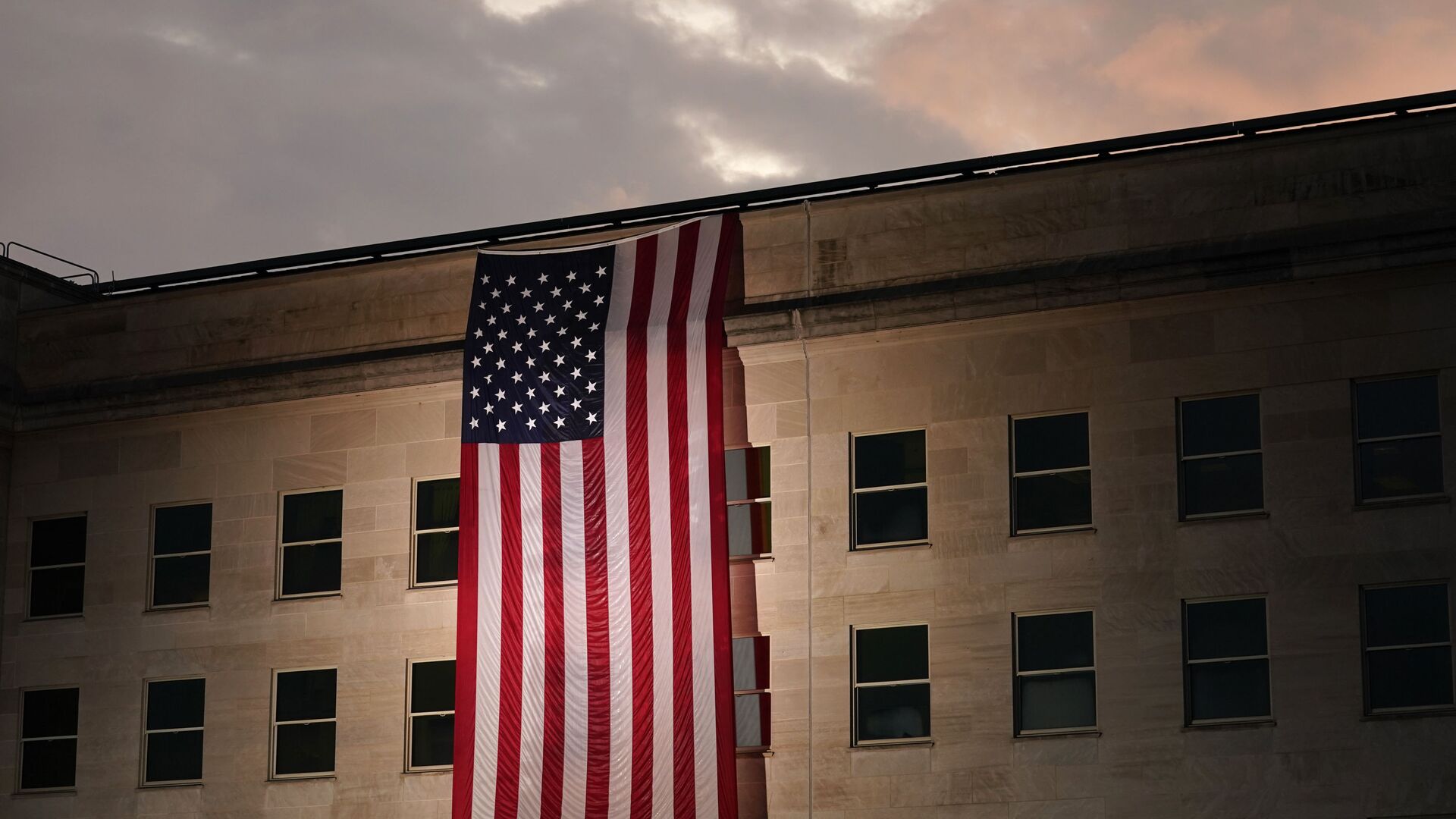 Здание Пентагона с флагом США в память о жертвах трагедии 11 сентября - Sputnik Србија, 1920, 25.03.2022