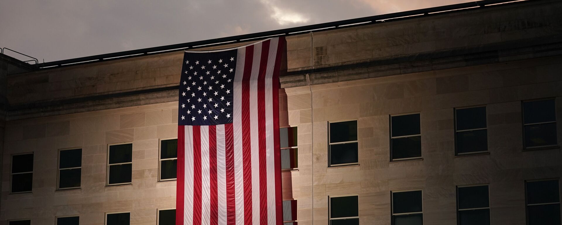 Здание Пентагона с флагом США в память о жертвах трагедии 11 сентября - Sputnik Србија, 1920, 20.08.2022
