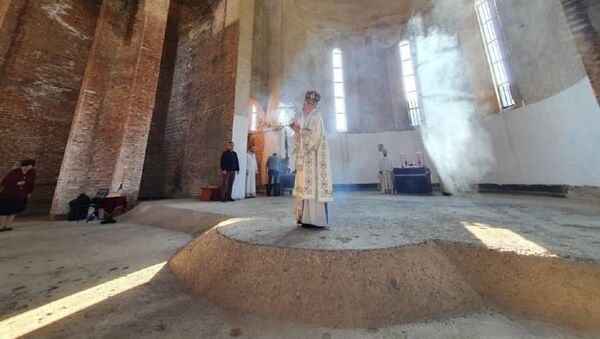 Владика Теодосије служи литургију у Храму Христа спаса у Приштини - Sputnik Србија