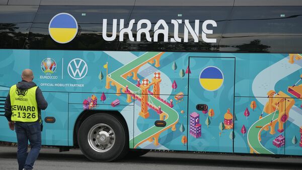 Аутобус украјинске фудбалске репрезентације на почетку Европског фудбалског првенства ЕУРО 2020 - Sputnik Србија