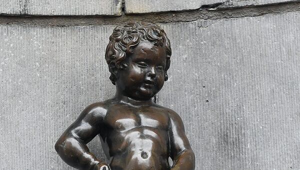 Скулптура-фонтана Манекен Пис (Дечак који пишки) у Бриселу - Sputnik Србија