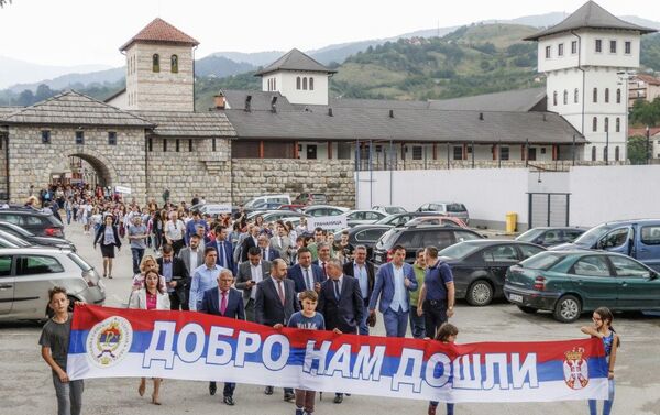 U junu 2018. godine 900 dece sa Kosova i Metohije posetilo je Višegrad i prošetalo Andrićgradom - Sputnik Srbija