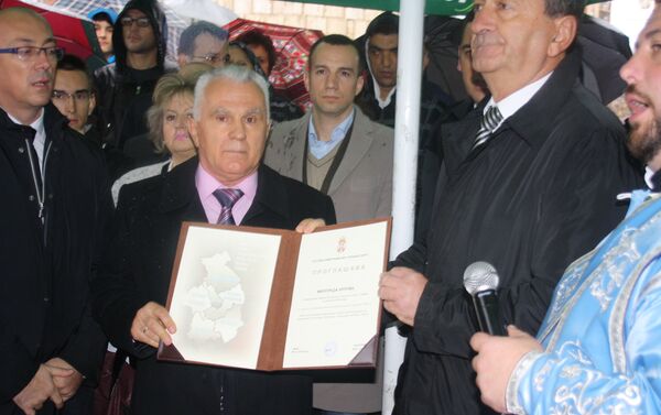 Miloradu Arlovu uručena povelja počasnog građanina mitrovačkog okruga ispod spomenika Knezu Lazaru u Kosovskoj Mitrovici - Sputnik Srbija