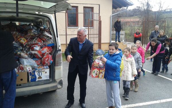 Paketići za srpsku decu u Metohiji, selo Suvo Grlo, Opština Srbica  - Sputnik Srbija