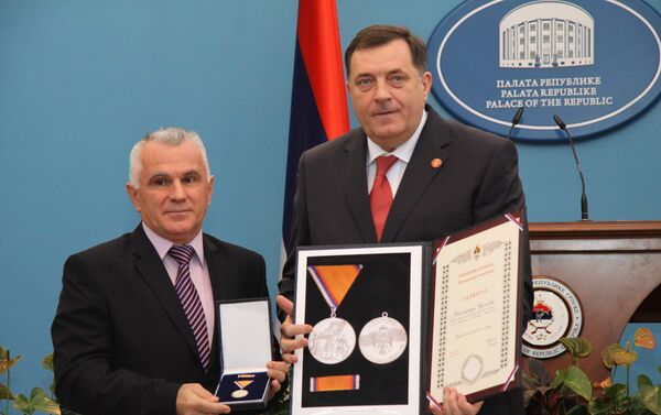 Godine 2013. tadašnji predsednik Republike Srpske Milorad Dodik uručio je Orden zasluge Miloradu Arlovu.  - Sputnik Srbija