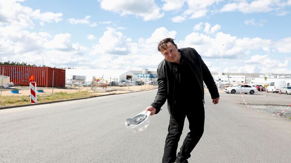 Оснивач Спејс Икса и извршни директор „Тесле“ Илон Маск током посете градилишту у Немачкој - Sputnik Србија