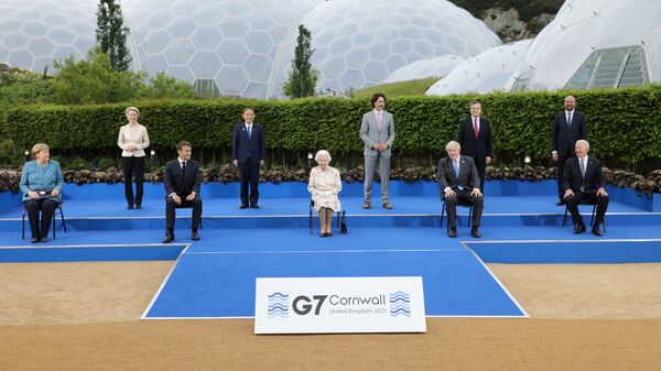 Lideri G7 poziraju za grupnu fotografiju u Kornvalu - Sputnik Srbija
