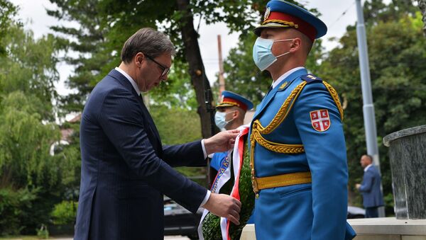 Predsednik Aleksandar Vučić polaže venac na Spomenik herojima sa Košara - Sputnik Srbija