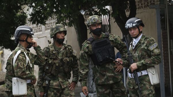 Vojnici kolumbijske vojske ispred vojne baze u kojoj je eksplodirao automobil-bomba - Sputnik Srbija