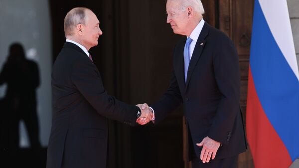 Vladimir Putin i Džo Bajden  - Sputnik Srbija