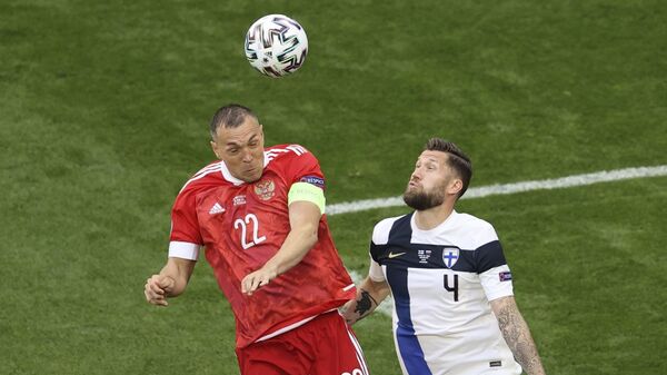 Artjom Dzjuba u duelu sa fudbalerom Finske – EURO 2020 - Sputnik Srbija