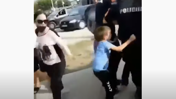 Узнемирујући снимак одузимања деце сaмохраном оцу у Црној Гори - Sputnik Србија