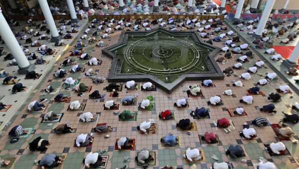Muslimani se mole u džamiji - Sputnik Srbija