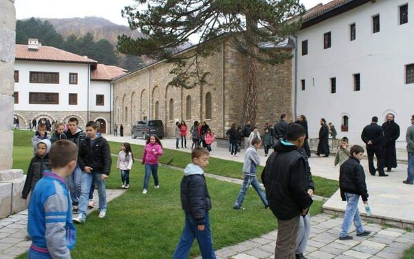Деца у посета Високим Дечанима у организацији организације Стуб Краља Стефана  - Sputnik Србија