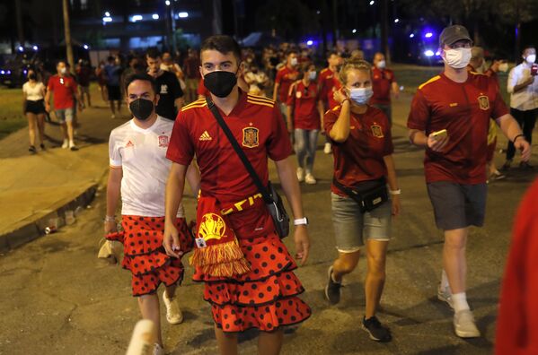 Navijači Španije ispred stadiona u Sevilji, pred meč sa Švedskom - Sputnik Srbija