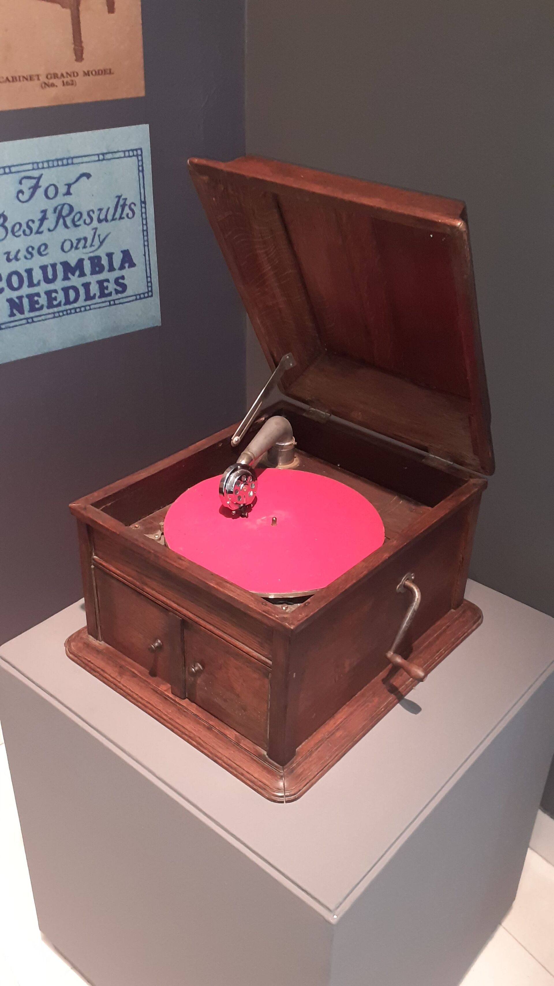 Detalj s izložbe Muzički intermeco - Kolekcija gramofonskih ploča Pavla Beljanskog u Galeriji SANU - Sputnik Srbija, 1920, 13.07.2021