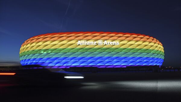 Stadion Alijanc arena u Minhenu osvetljen duginim bojama - Sputnik Srbija